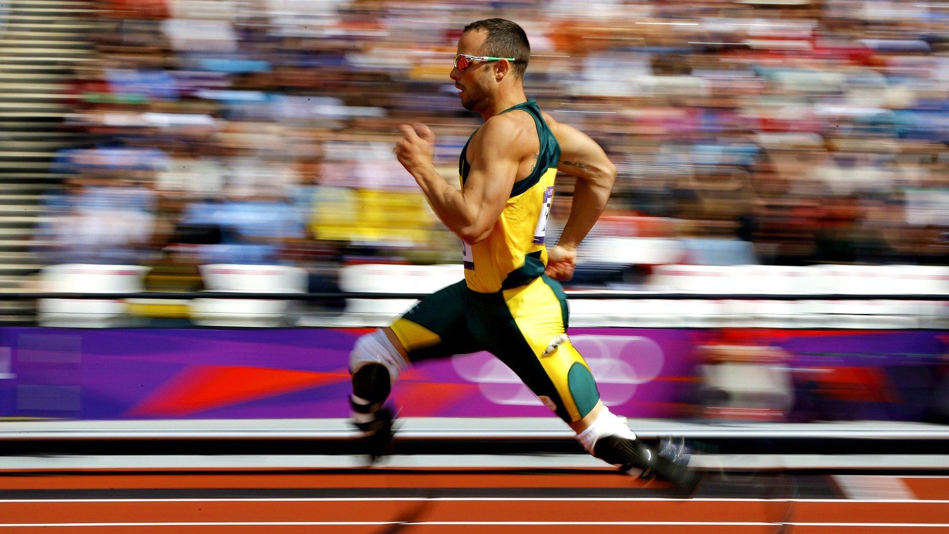 城市夜空激光划水,科技与运动的梦幻结合,夜空中的激光束